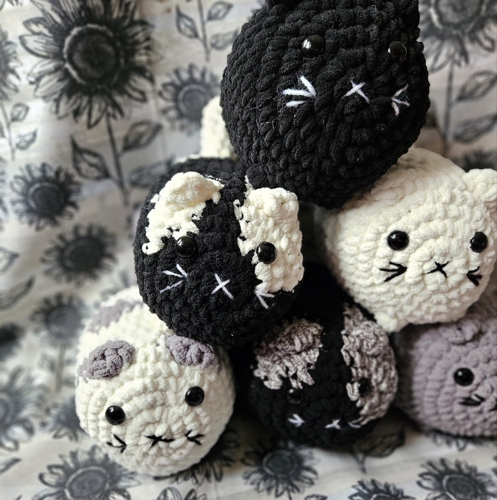 CUSTOM Crochet Chunky Loaf Cat Amigurumi - Picture 4 of 6